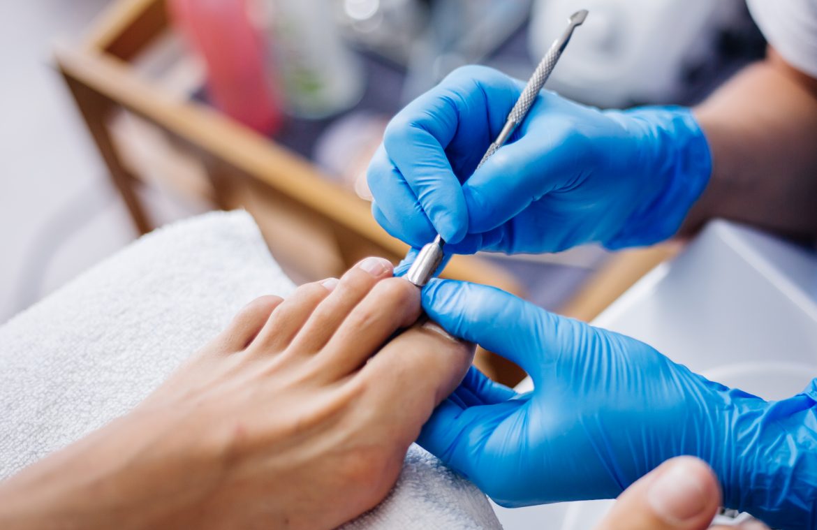 ​"Renueva la seguridad y el bienestar de tus pies con nuestra quiropodia profesional. Realizamos una limpieza exhaustiva, tratando uñas, eliminando durezas y callos de forma segura. Consigue un alivio inmediato y la prevención necesaria para mantener tus pies sanos."